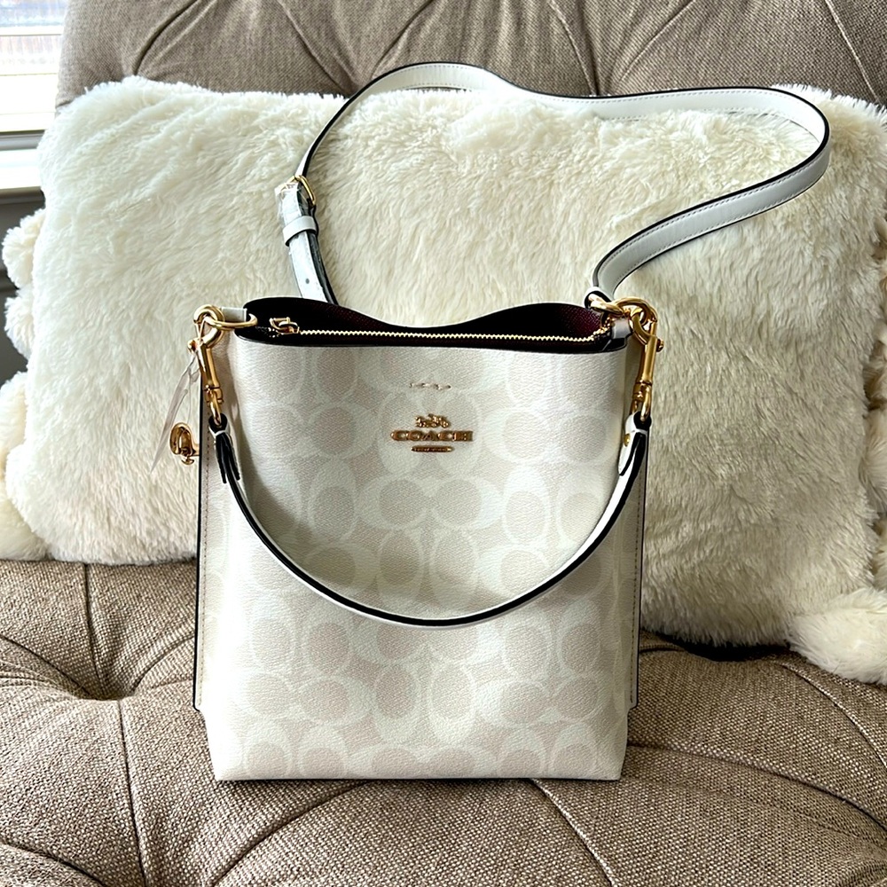 Coach Sig Mollie Bucket 22.    NWT